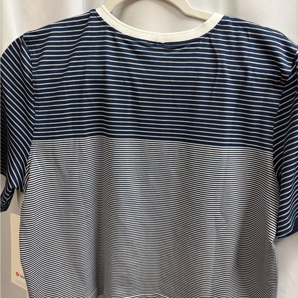 Lululemon Seamless Classic-Fit Mariner Navy and White Striped Tee. Size L - Picture 6 of 7